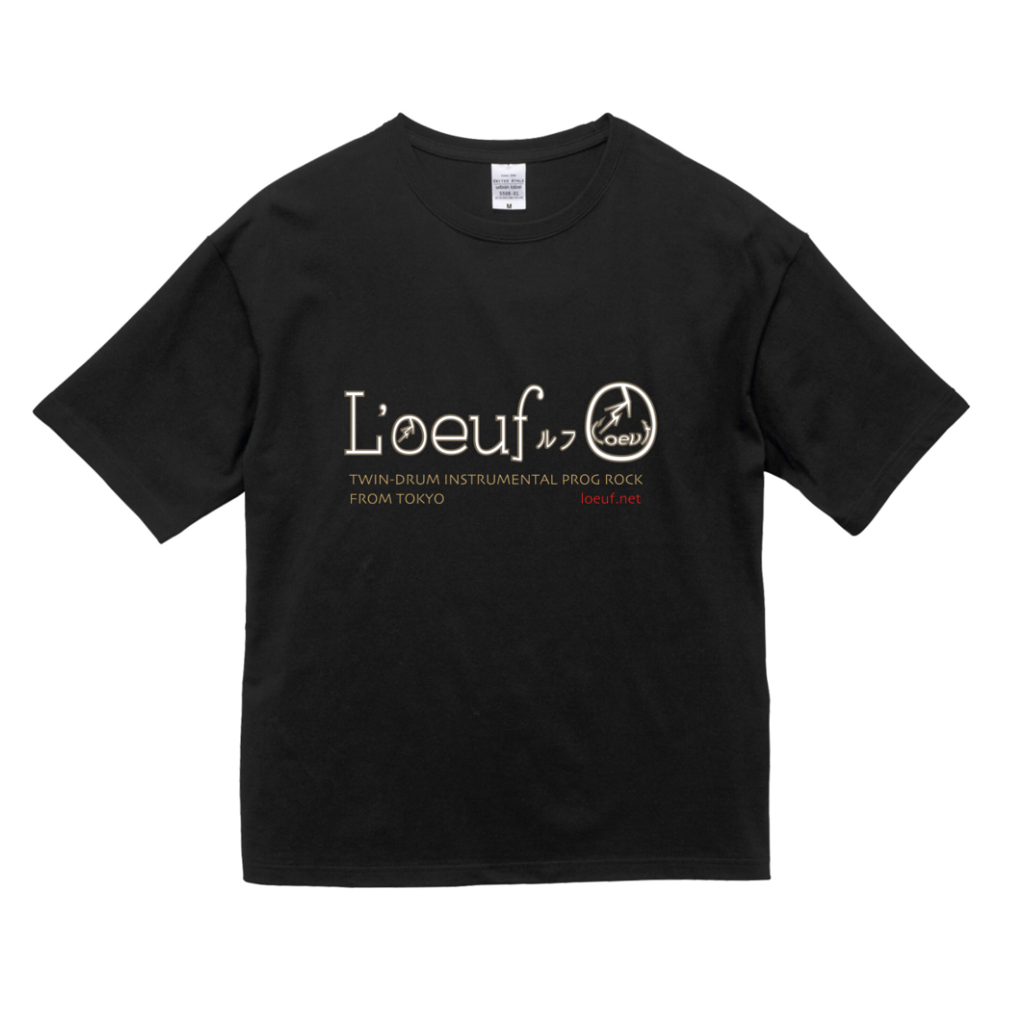 胸元に横並びのL'oeufロゴを配した黒のTシャツB